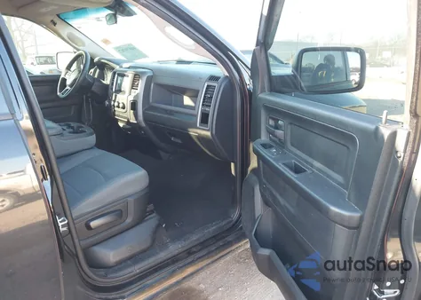 2017 Ram 1500 Express 4X4 6'4 Box z USA, uszkodzony, nr VIN 1C6RR7FG7HS767927